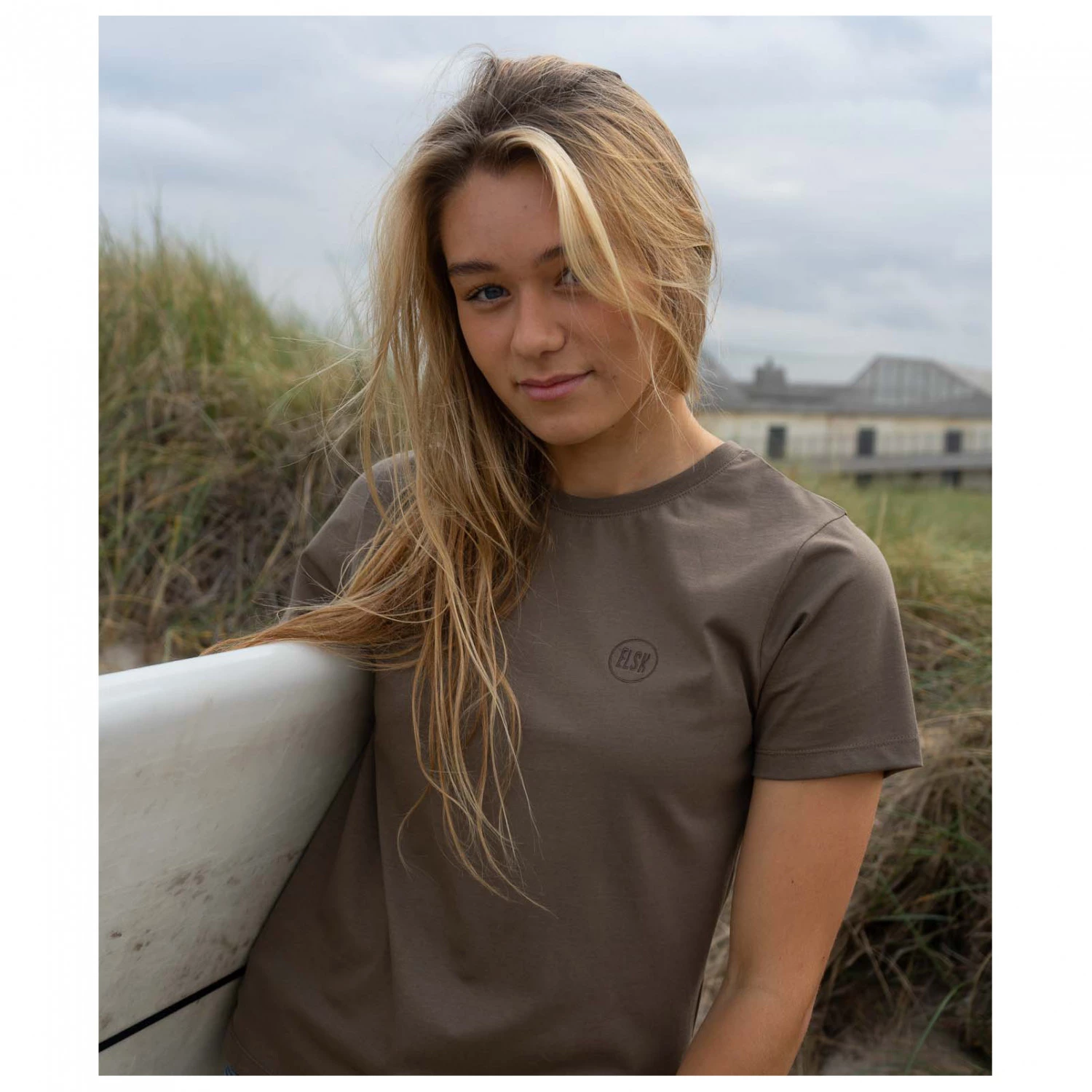 ELSK - Women's Round Logo EMB Essential Tee - T-shirt 2 ELSK - Women's Round Logo EMB Essential Tee - T-shirt – Image 2