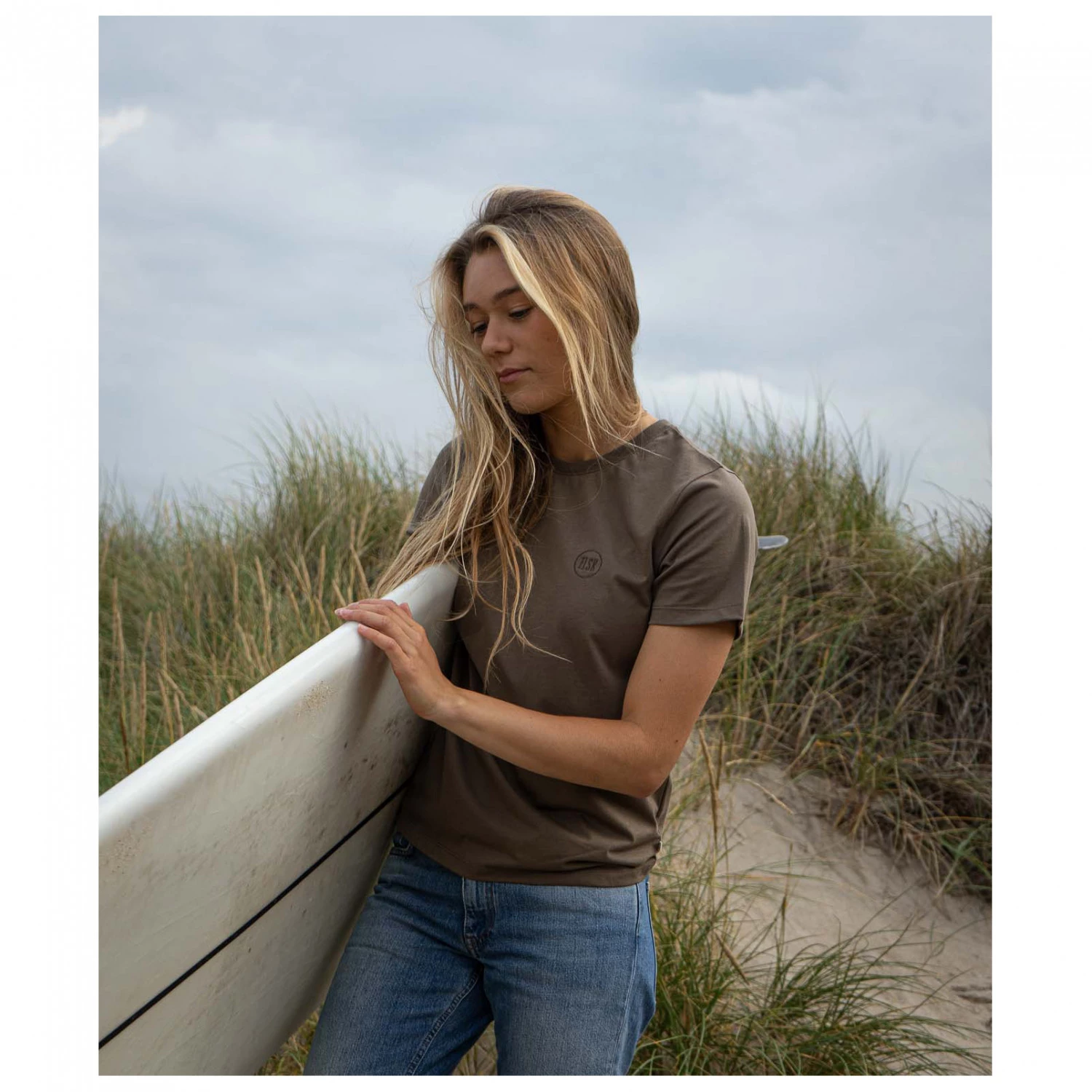 ELSK - Women's Round Logo EMB Essential Tee - T-shirt 3 ELSK - Women's Round Logo EMB Essential Tee - T-shirt – Image 3